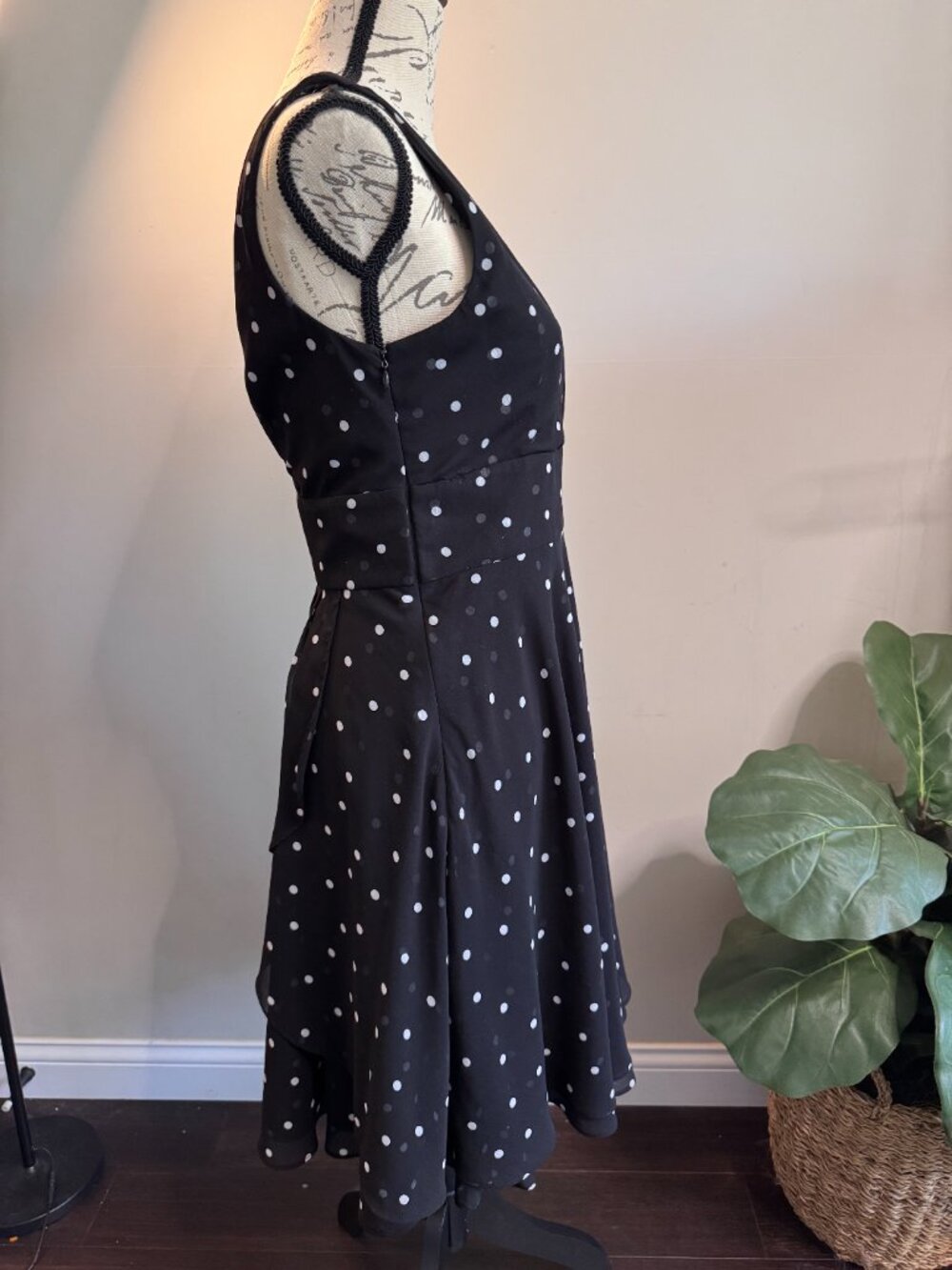 White House Black Market Polka Dot Dress Size 6 Black Fit & Flare V Neck Sleevel - Picture 2 of 8